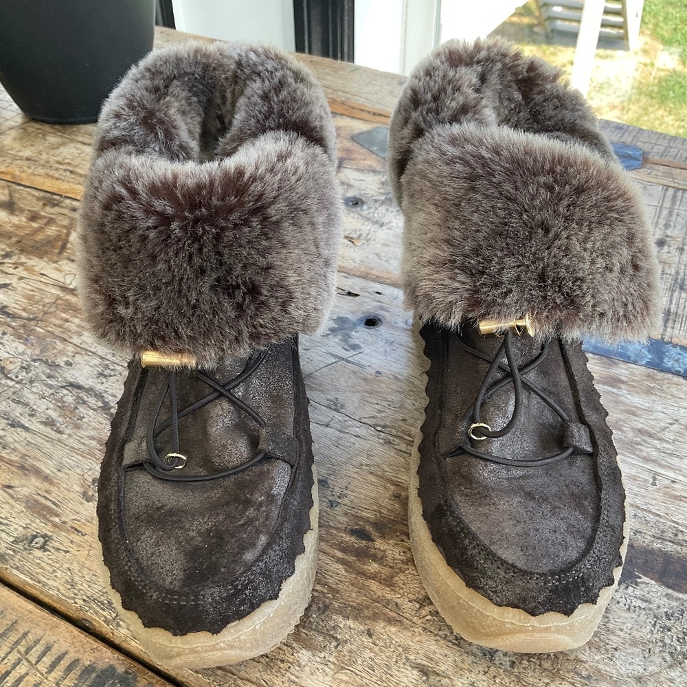 Kanna tan fur boots,size 8.
